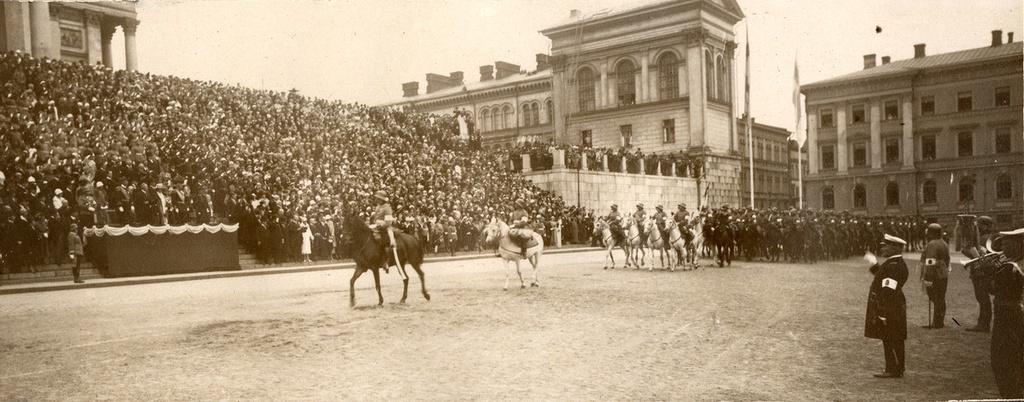 Senaatintori, ratsastusparaati ja yleisöä tuomiokirkon portailla; Kuningas Kustaa V:n vierailu  elokuussa 1925