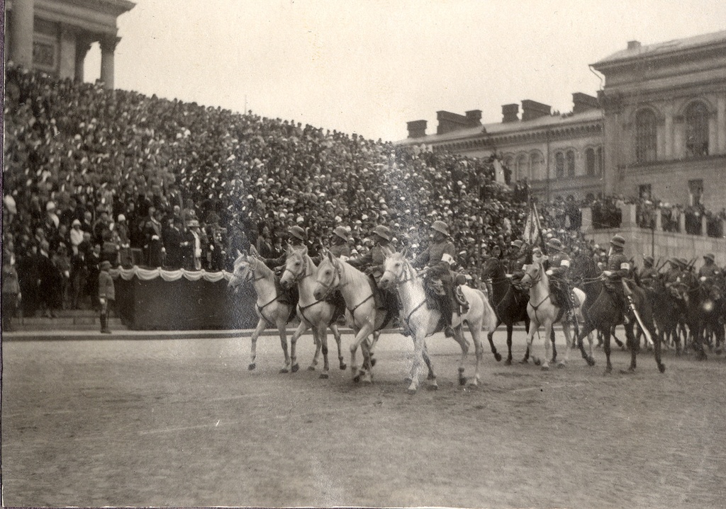 Senaatintori, ratsastusparaati ja yleisöä tuomiokirkon portailla; kuningas Kustaa V:n vierailu Helsingissä elokuussa 1925