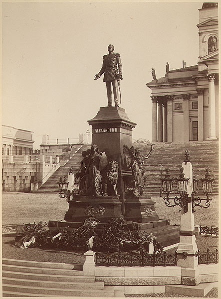 Staty föreställande Alexander II. Senatstorget i Helsingfors.