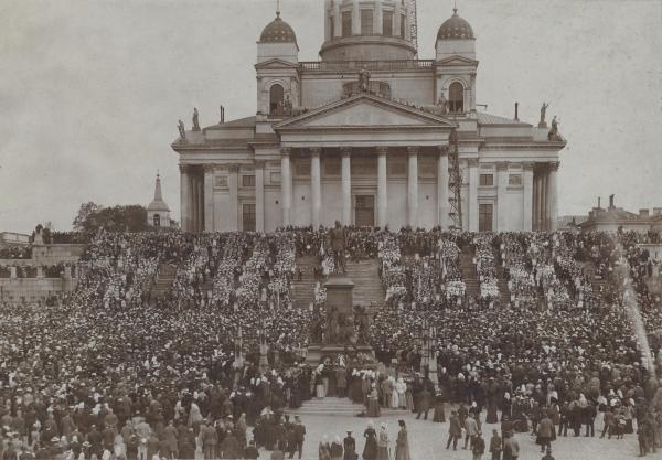 Helsingin laulujuhlien avajaiset Senaatintorilla