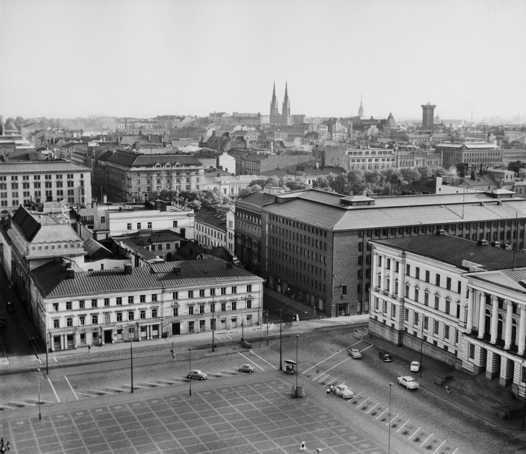 Panoraama Senaatintorilta, oikealla Yliopiston päärakennnus, taustalla Punavuorta.