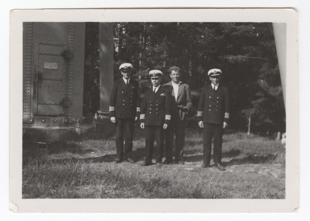 Merejõudude juhataja V. Grenz ja R. Linnuste koos seltskonnaga Ruhnu tuletorni juures.