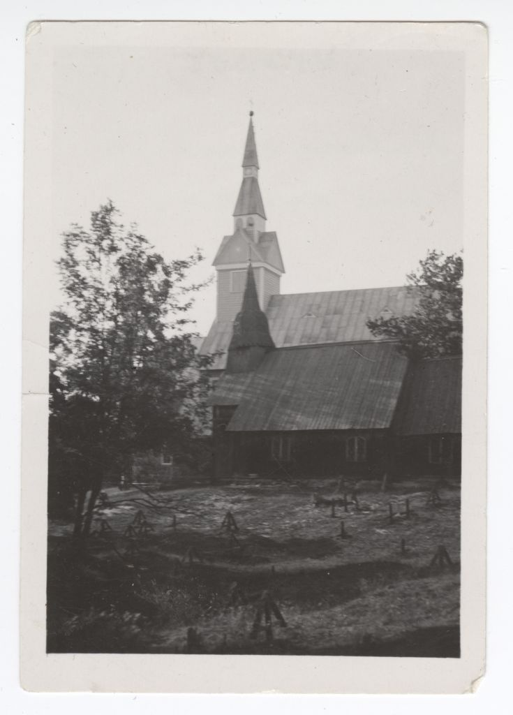 Ruhnu vana ja uus kirik.