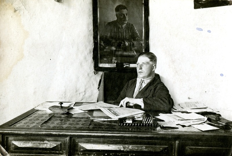 Julius Bergmann oma töölaua taga