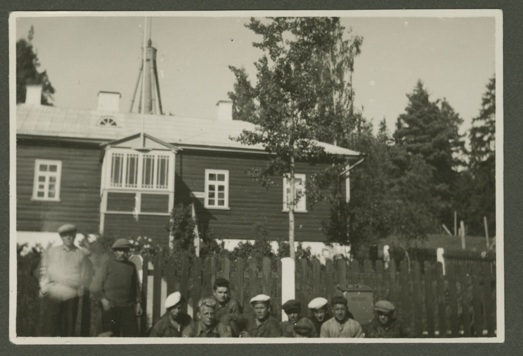 Ruhnu tuletorni hoonete remont, ehitajad grupipildil
