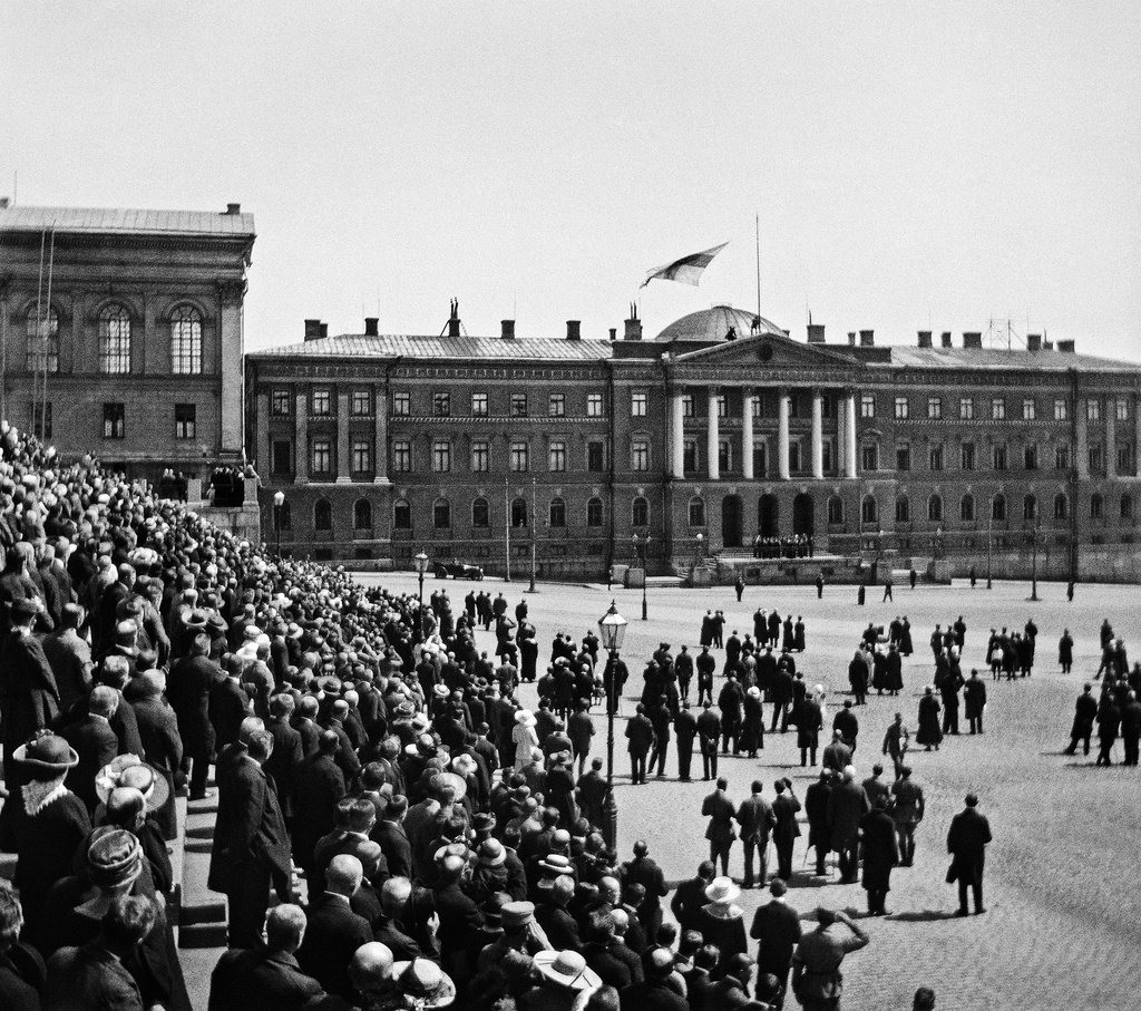 Suomen lippu nostettuna Senaatintalon salkoon 16.6.1918