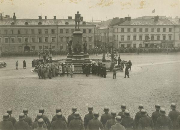 Senaattori Onni Talas pitää puhetta saksalaisten joukkojen päällikölle kreivi Rüdiger von der Goltzille Helsingin valtauksen jälkeen 14.4.1918.