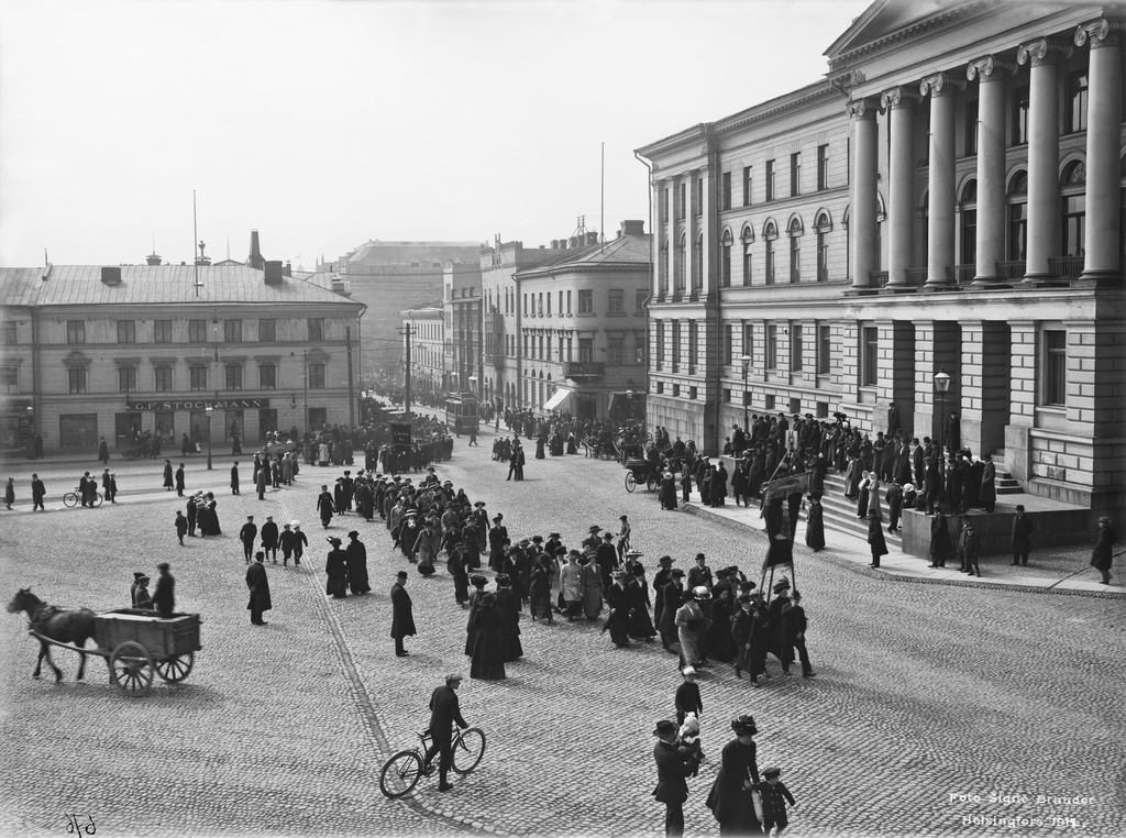 Työläisten vappukulkue Senaatintorilla.