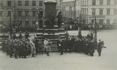 Helsingin kaupungin valtuutettujen varapuheenjohtaja senaattori Stenroth pitää puhetta saksalaisten joukkojen päällikölle kreivi von der Goltzille Helsingin valtauksen jälkeen 14.4.1918.  similar photo