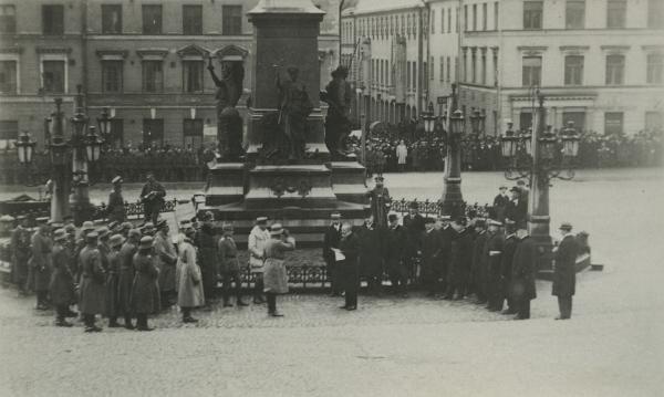 Helsingin kaupungin valtuutettujen varapuheenjohtaja senaattori Stenroth pitää puhetta saksalaisten joukkojen päällikölle kreivi von der Goltzille Helsingin valtauksen jälkeen 14.4.1918.