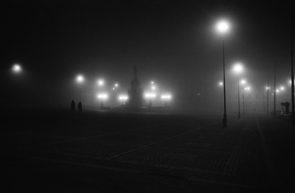 Aleksanterin patsas illalla keskellä sumuista Senaatintoria.