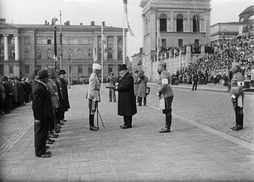 Suomen Kaartin 120 -vuotisjuhla Senaatintorilla.