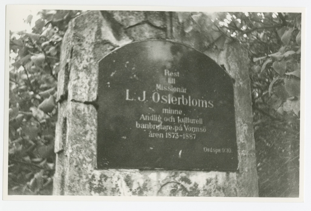 Misjonär Lars Johan Österblomi mälestussammas Vormsi saarel