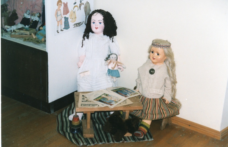 Näitus "Möödunud sajandi mänguasjad" Heli Männi erakogust.