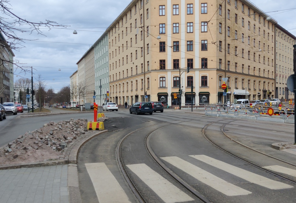 Raitiokiskojen asennustöitä Mechelininkadun ja Caloniuksenkadun kulmassa. rephoto