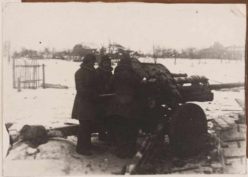 Eestlased ümbritsesid end kustumatu kuulsusesäraga Velikije Luki lahingus. 23. kahurväe relvastatud üksus juhib tulevahetust. Velikije Luki 1942. a.