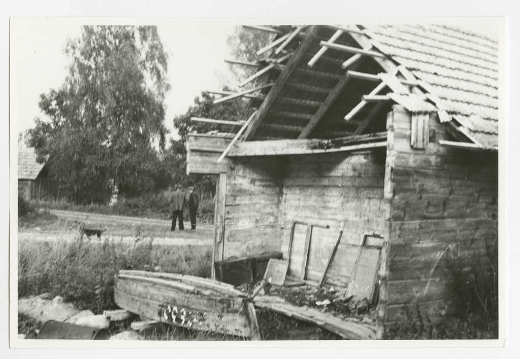 Wickströmi talu abihoone Vormsil Sviby külas. Hoone kõrval jalastega paat.