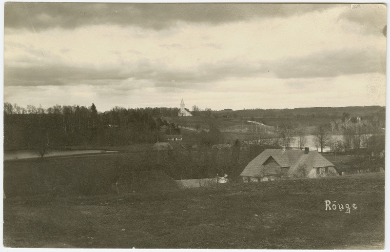 Rõuge. Taga Rõuge kirik, esiplaanil kauplus.