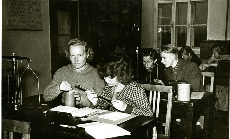 Õpilased laboratoorsetel töödel