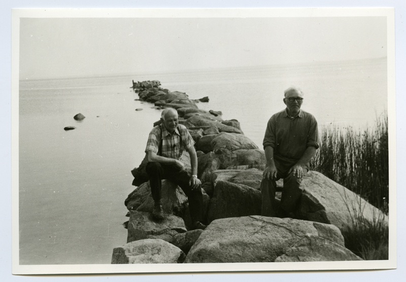 Oskar Berggren (vasakul) ja Oskar Frieberg Vormsi saarel Norrby vanal sadamamuulil
