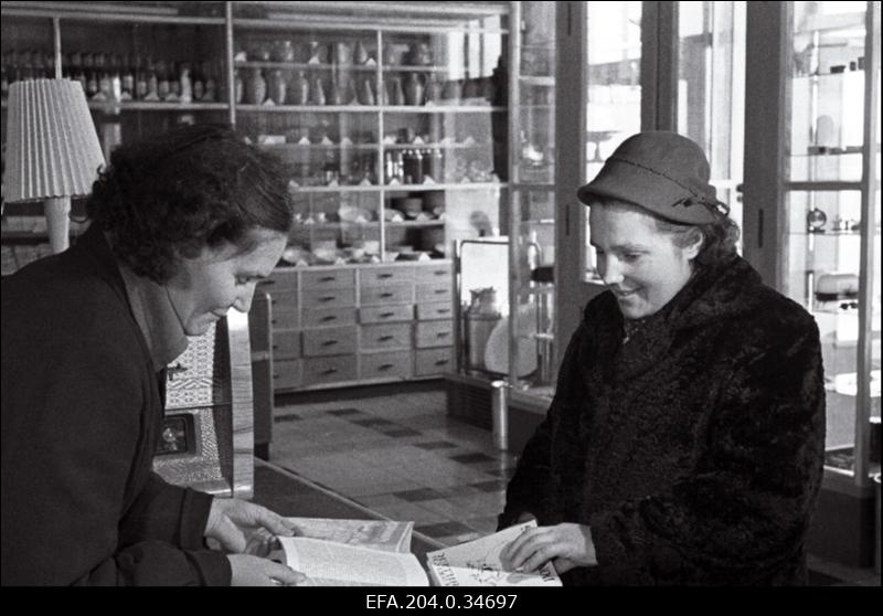 Koidu kolhoosi lüpsja Endel Birkholtz ostab Mustla universaalkaubamajas raamatuid. Vasakul müüja Endel Kalja.