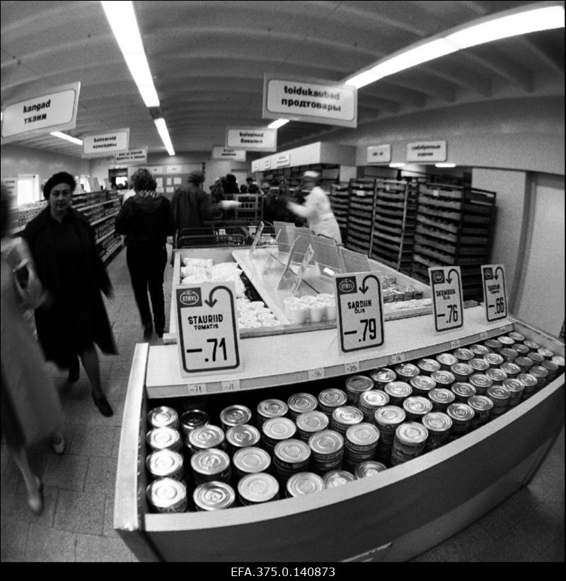 Surju kaupluse sisevaade.