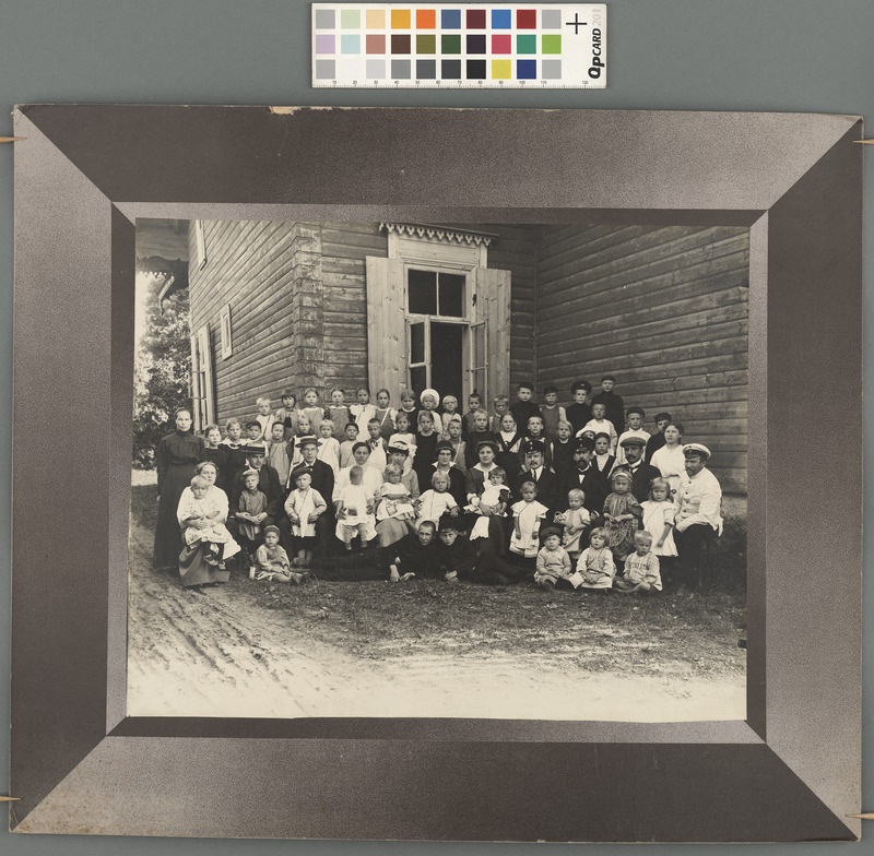 Rakvere Haridusseltsi koolimaja juures