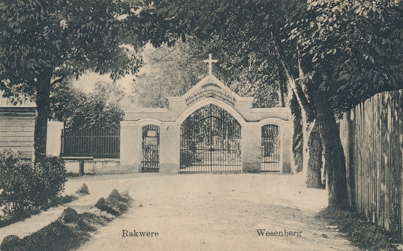 Rakvere, kalmistu värav