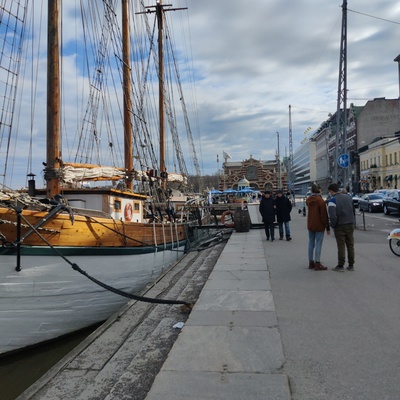Kalaa myydään veneistä Kolera-altaalla, takana Kauppahalli. rephoto