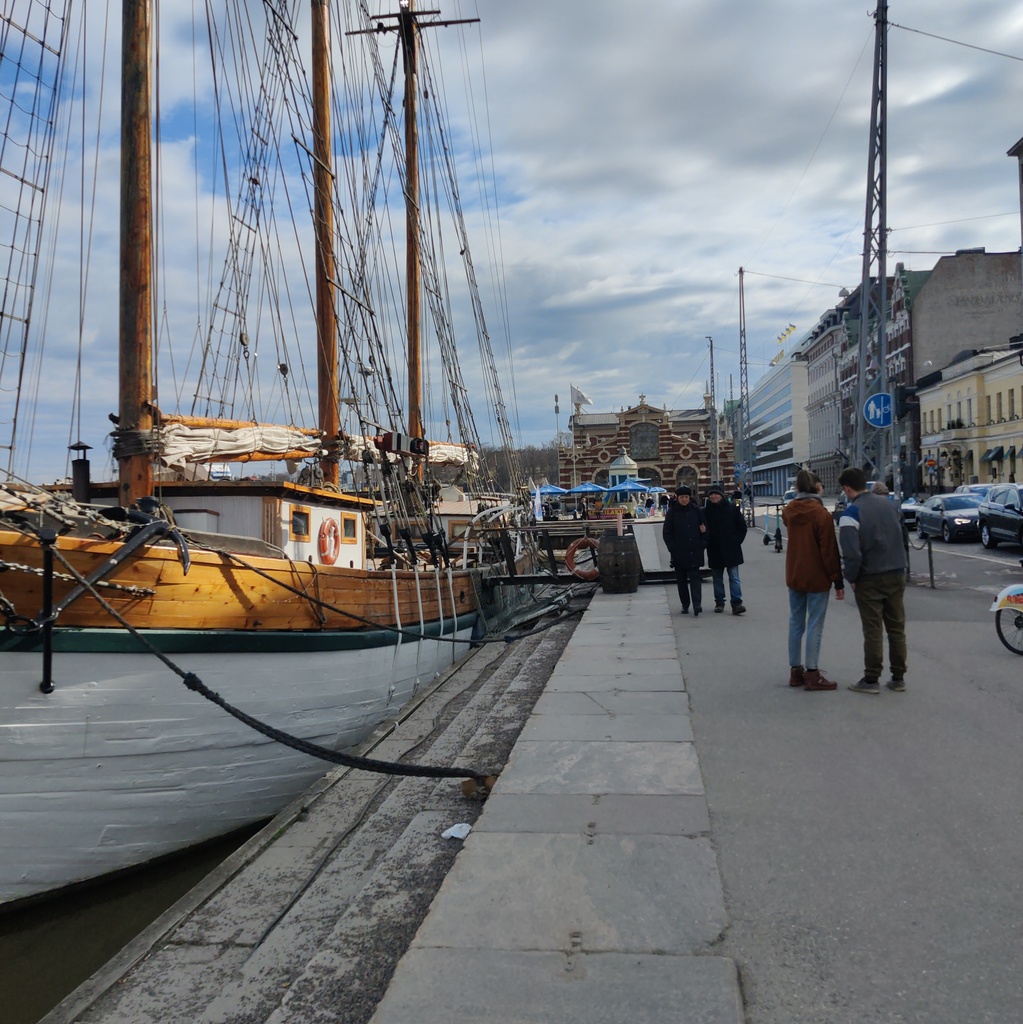Kalaa myydään veneistä Kolera-altaalla, takana Kauppahalli. rephoto