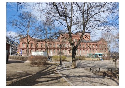 Elisabetinkatu (=Liisankatu) 1 (Maurinkatu 3-7 = Maurinkatu 1), Uudenmaan pataljoonan miehistökasarmi, arkkitehti Evert Lagerspetz 1882-1883. Nykyisin rakennuksessa toimii Sotamuseo sekä Maanpuolustuskorkeakoulun kirjasto ja strategian laitos. Etualalla oikealla Elisabetintori (=Liisanpuistikko). rephoto