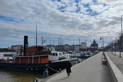 Purjelaivoja Halkolaiturissa. Taustalla Uspenskin katedraali. Pohjoissatama. rephoto