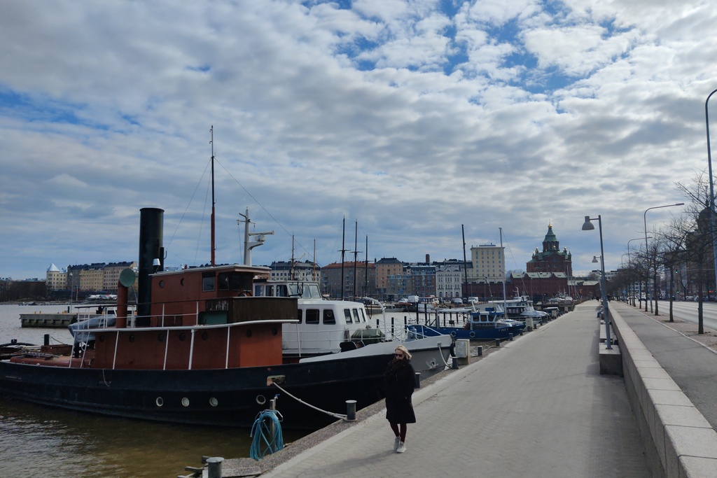 Purjelaivoja Halkolaiturissa. Taustalla Uspenskin katedraali. Pohjoissatama. rephoto