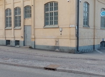 Seinäkirjoitus "Free Mandela" Haapaniemenkatu 6:n seinässä. rephoto