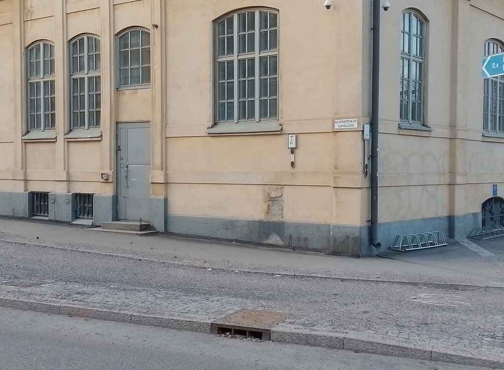 Seinäkirjoitus "Free Mandela" Haapaniemenkatu 6:n seinässä. rephoto