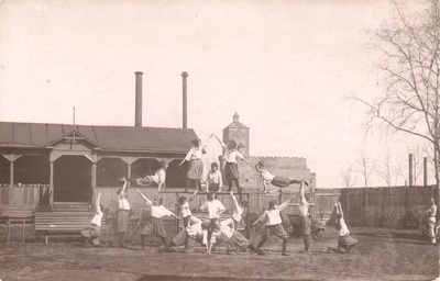 Harjutus rööbaspuudel kehakultuurikursustel Narvas  duplicate photo