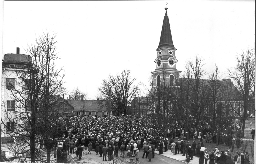 Foto.Võrulased  Võru luteriusu kiriku esisel platsil  24. veebruaril 1990.a.