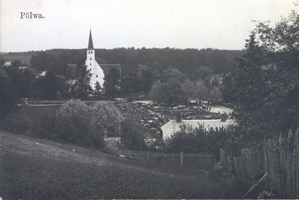 Fotopostkaart. Põlva. Vaade Põlva turuplatsile ja kirikule loodest.