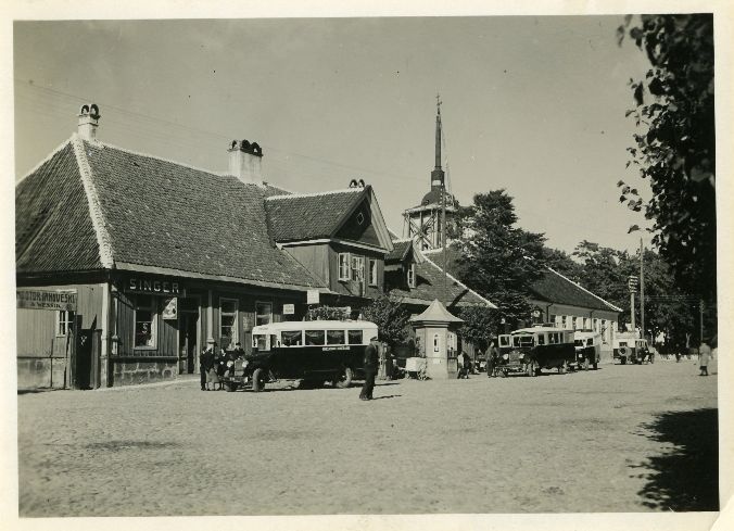 Liinibussid Tallinna tänaval peatuses