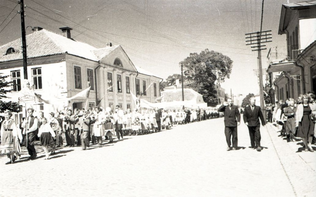 Saare maakonna 1962. aasta laulupidu: rongkäik Lossi tänaval