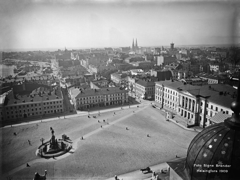 Panoraama Nikolainkirkon (nykyisen Tuomiokirkon) tornista etelään