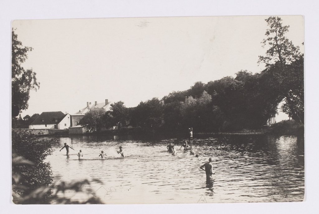 Ujujad Põltsamaa jões 1920.aastatel. Hilda Audru kingitud foto.