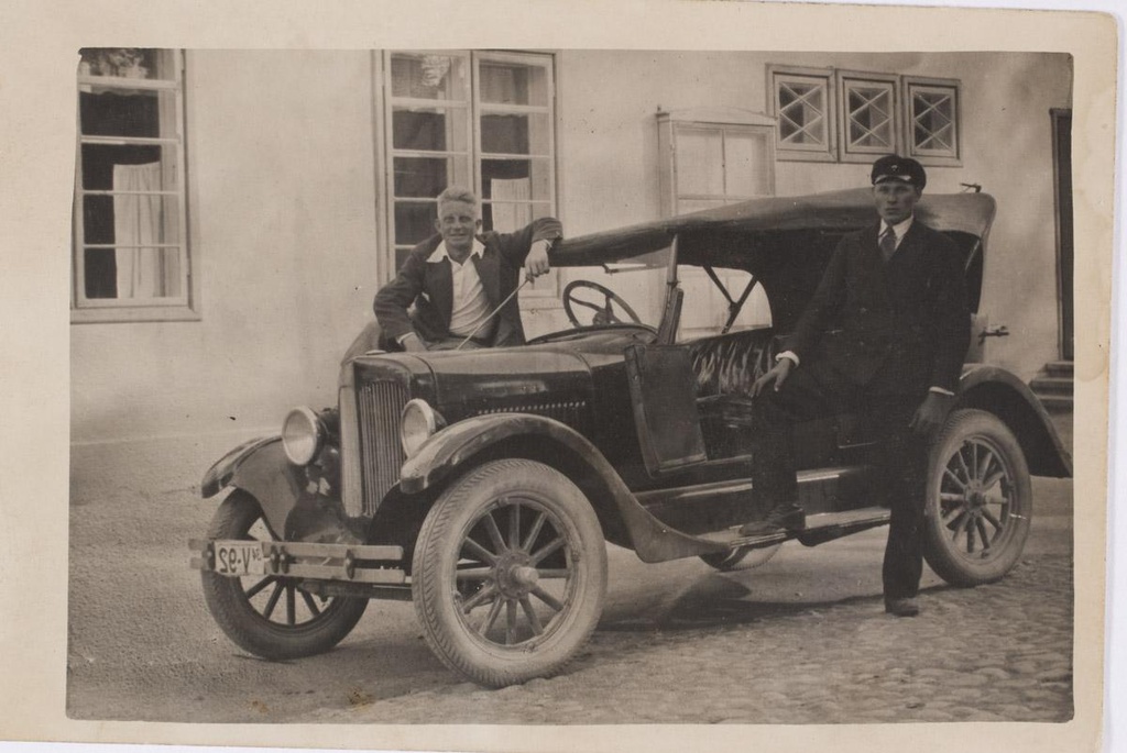 Agronoom Evald Kutsari sõiduauto 1934.a (puukodaratega rattad).