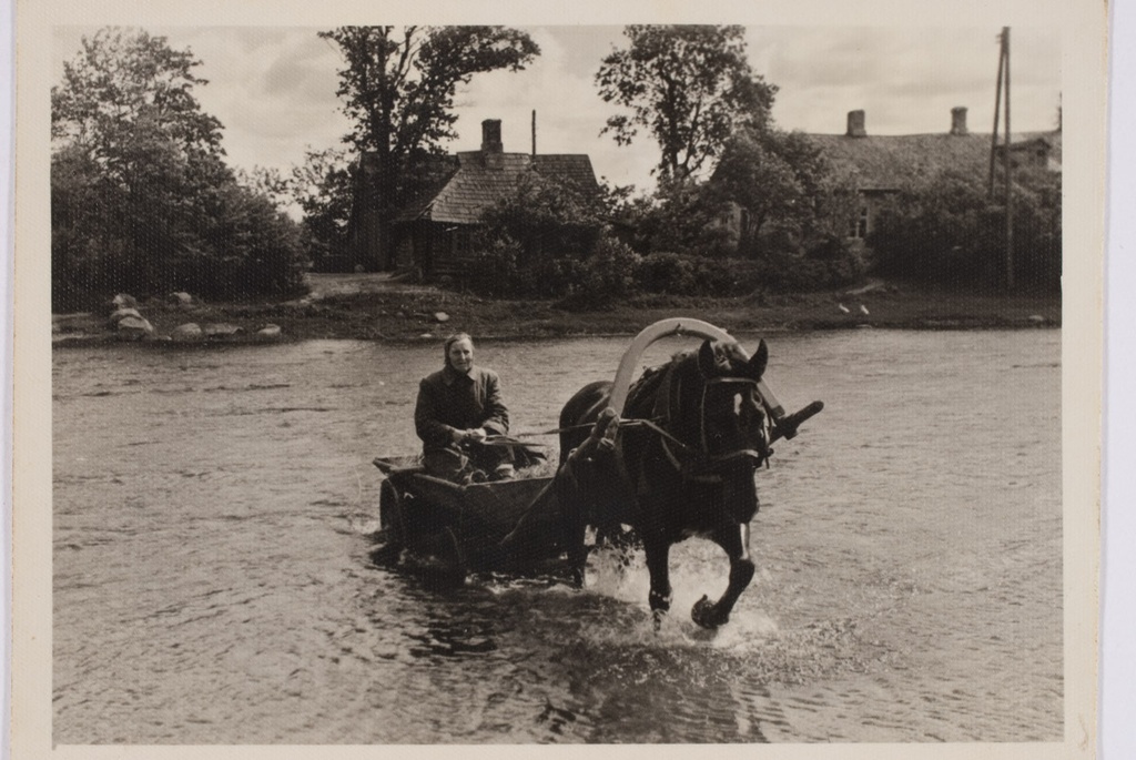 Kui suur sild katki oli, sõideti 1940.aastatel vana sauna juurest läbi jõe (ka autodega).