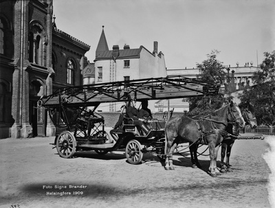 Pääpaloasema, Korkeavuorenkatu 26. Mekaaniset palotikkaat vuodelta 1909.  similar photo