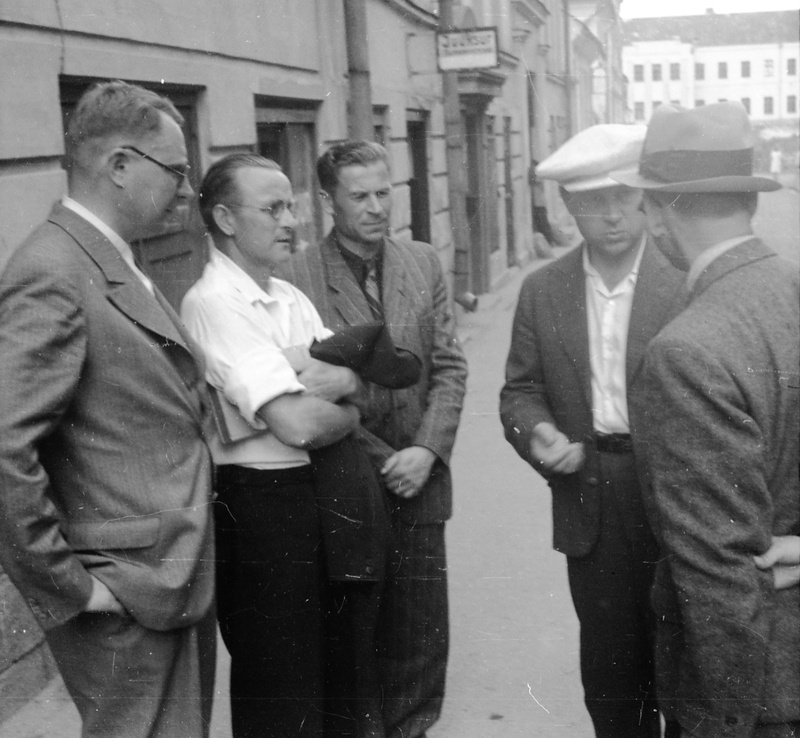 TRÜ loogika ja psühholoogia kateedri vanemõpetaja (1947-48) Andres Pärl (vasakul) ja neli meest Tartus tänaval seismas