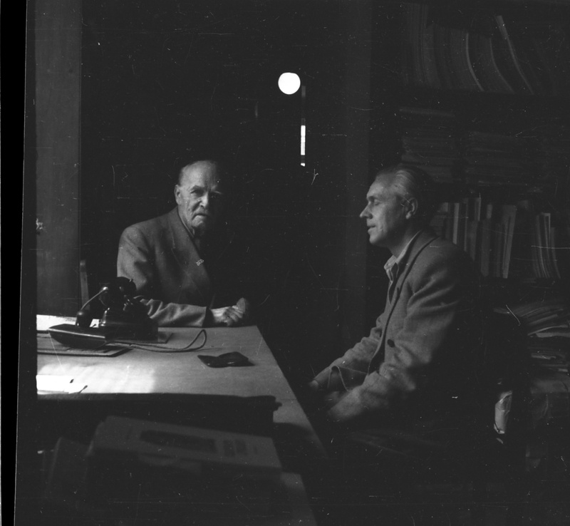 Füsioloog-biokeemik ja patofüsioloog Ilo Sibul (paremal) ja mees kirjutuslaua taga istumas