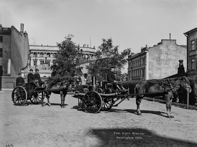 Pääpaloaseman piha, Korkeavuorenkatu 26. Kevyt höyryruisku ja hydranttikärryt.  similar photo
