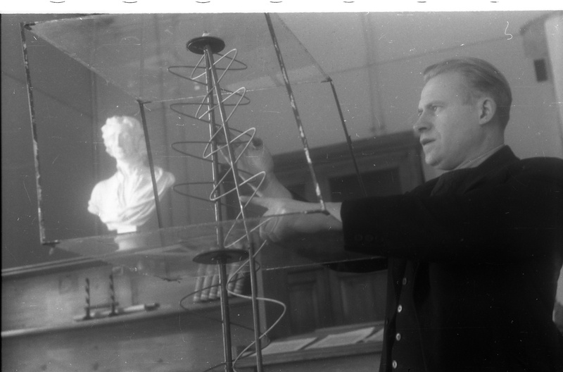 TRÜ füüsika kateedri dotsent, kohakaasluse alusel haldusprorektori abi ja varustusprorektori kt (1944-1945) Anatoli Mitt oma töökabinetis