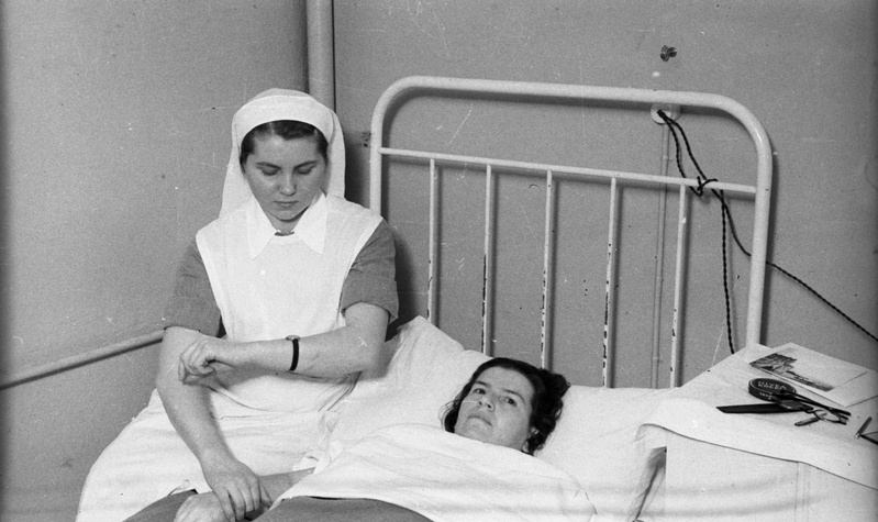 Õde pulssi mõõtmas, naine haiglavoodis (TÜ Kliinikumi Sisehaigla)